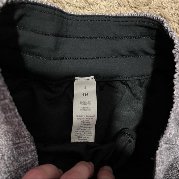 Lululemon tracker shorts size 2 - Picture 2 of 4